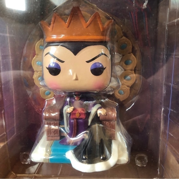 Funko Pop Disney: Snow White: Evil Queen on Throne #1088 - Picture 5 of 5